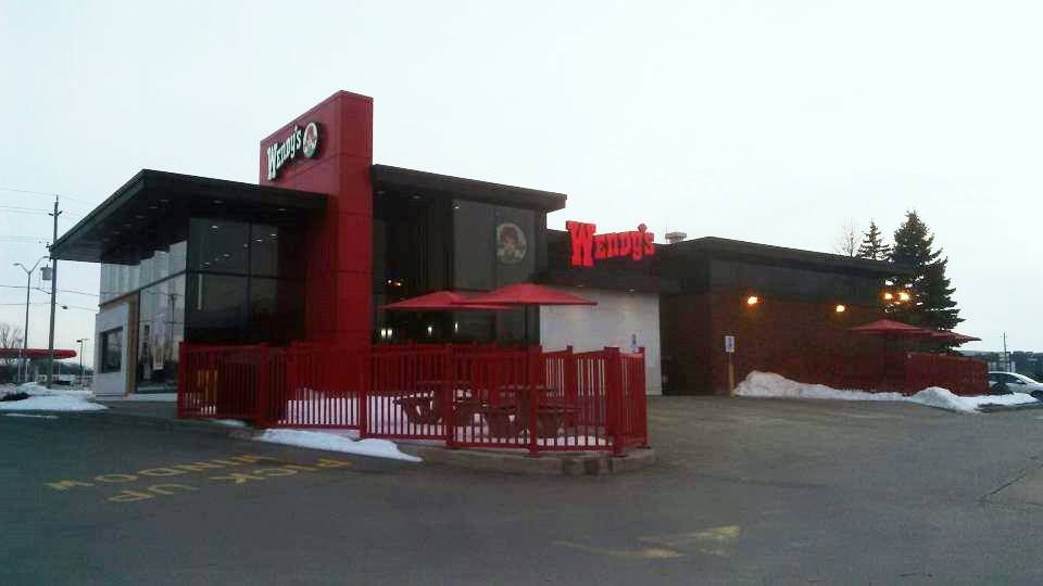 A Wendy's at night with the classic logo lit up